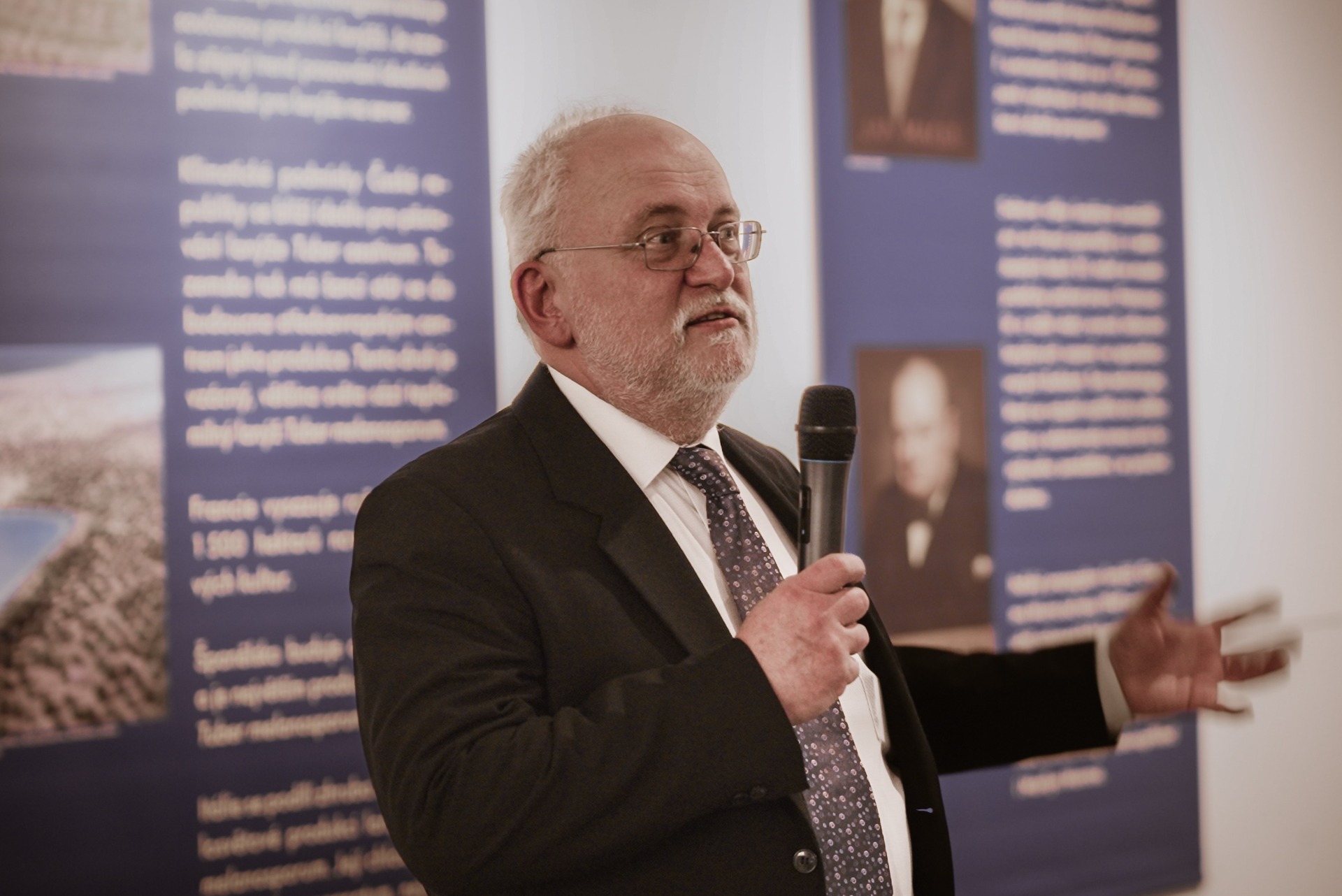 prof. RNDr. Milan Gryndler CSc., předseda Český lanýž Asociace a zakladatel laboratoře Českého lanýže, přednáší o českém výzkumu lanýžů, vernisáž lanýžové výstavy NZM 2025 